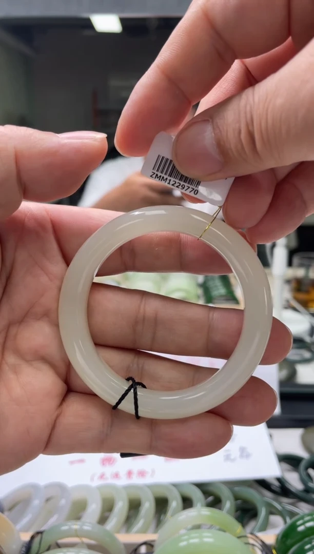 【闪购商品】和田玉手镯未镶嵌编码 9770圈口53-54