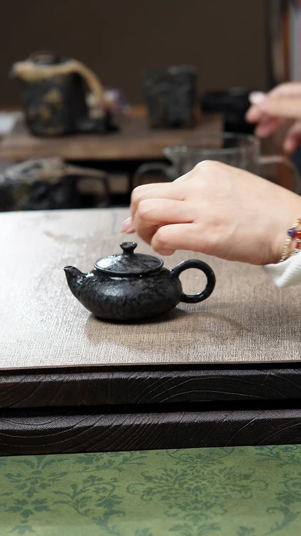 中式归玉堂冰碛岩重工雕刻小随形壶