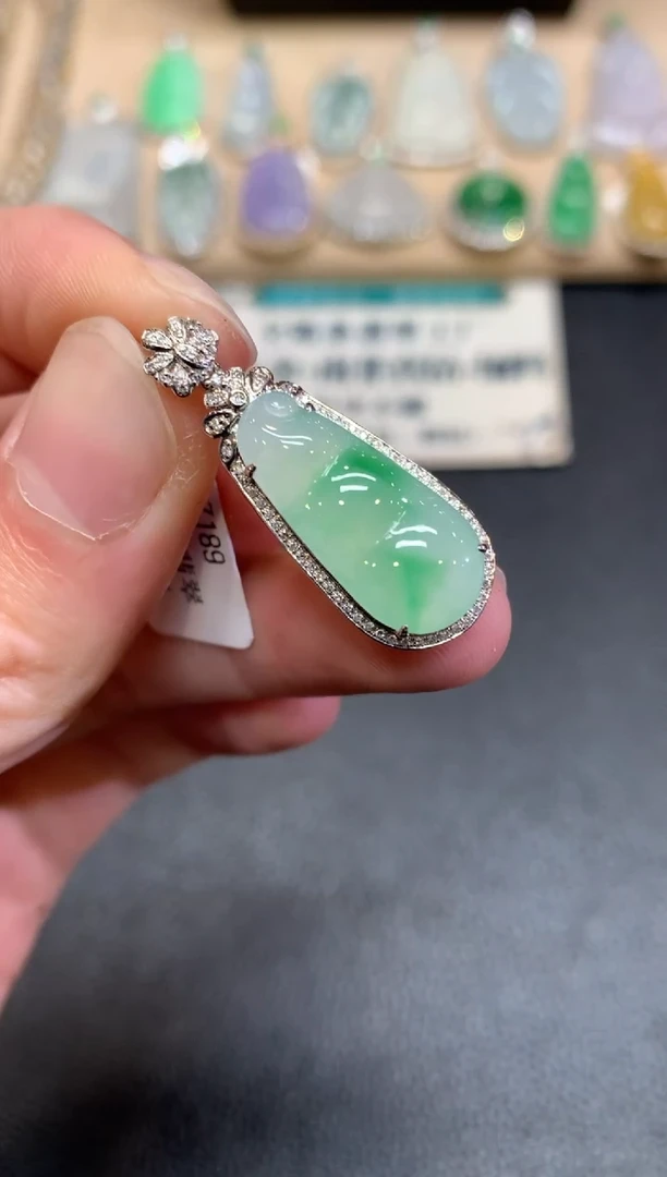 【闪购商品】翡翠颈饰18K金镶嵌福豆【无服务费】