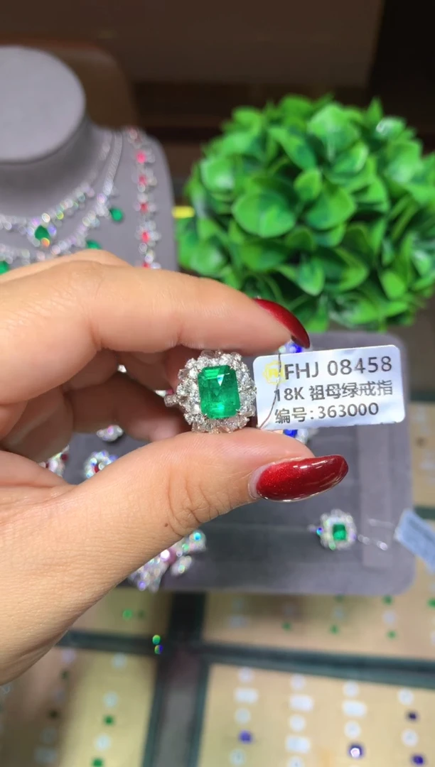 18K金镶嵌戒指祖母绿2.9ct