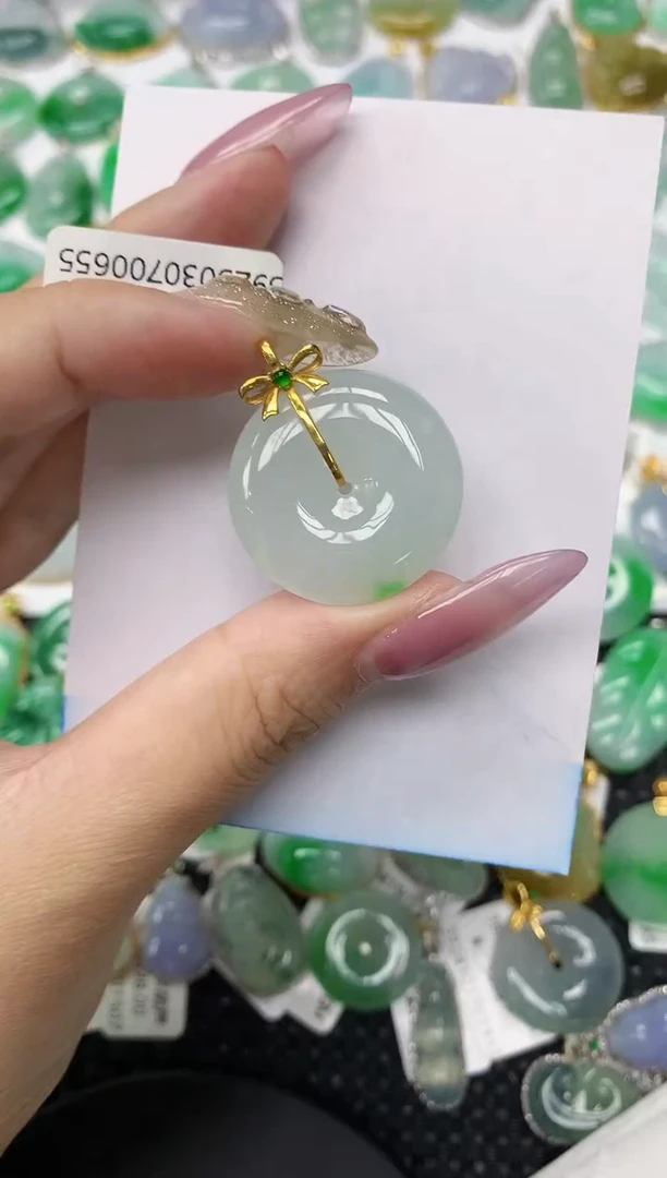 翡翠18K金镶嵌颈饰1111111111