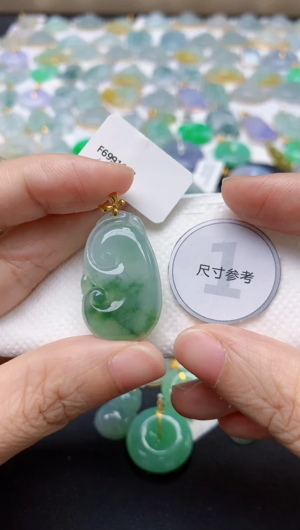 翡翠18K金镶嵌颈饰天然缅甸A货翡翠