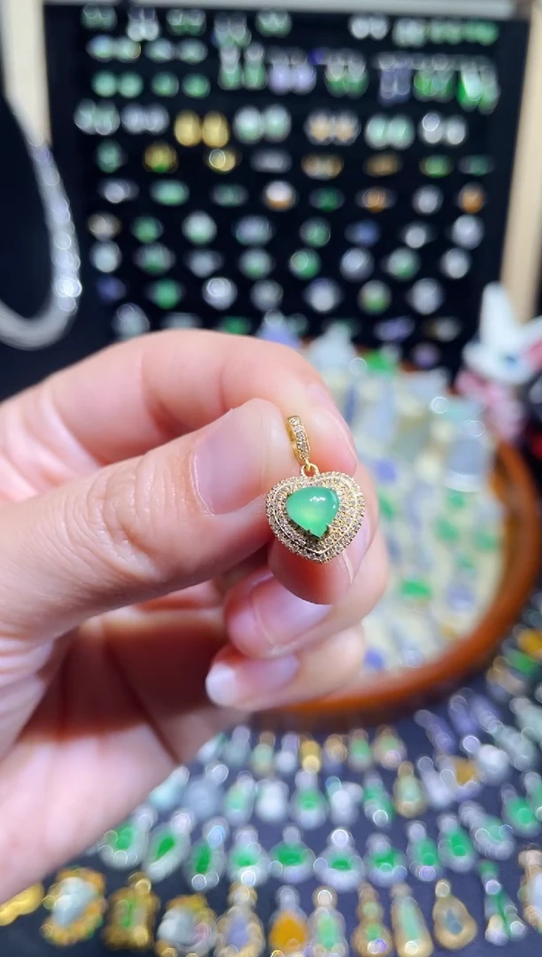 颈饰18K金镶嵌翡翠高冰满绿爱心吊坠
