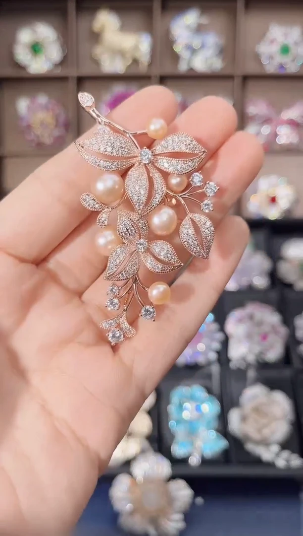 锆石铜合金粉珠花束胸针