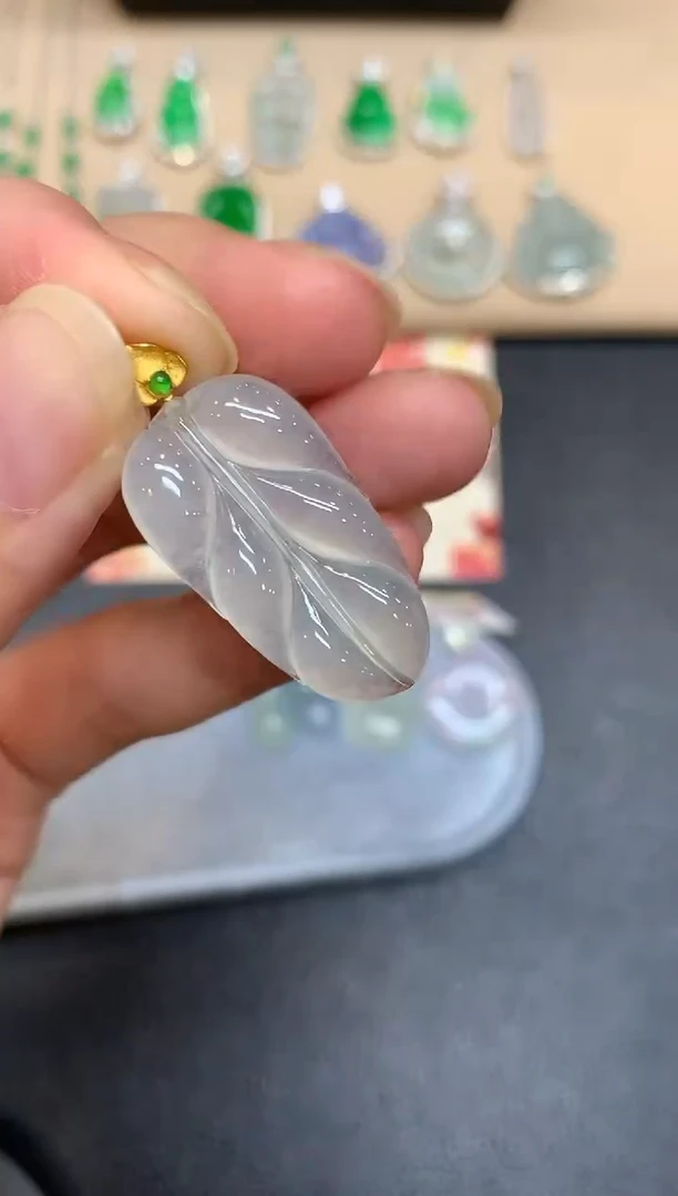 颈饰18K金镶嵌翡翠树叶【无服务费