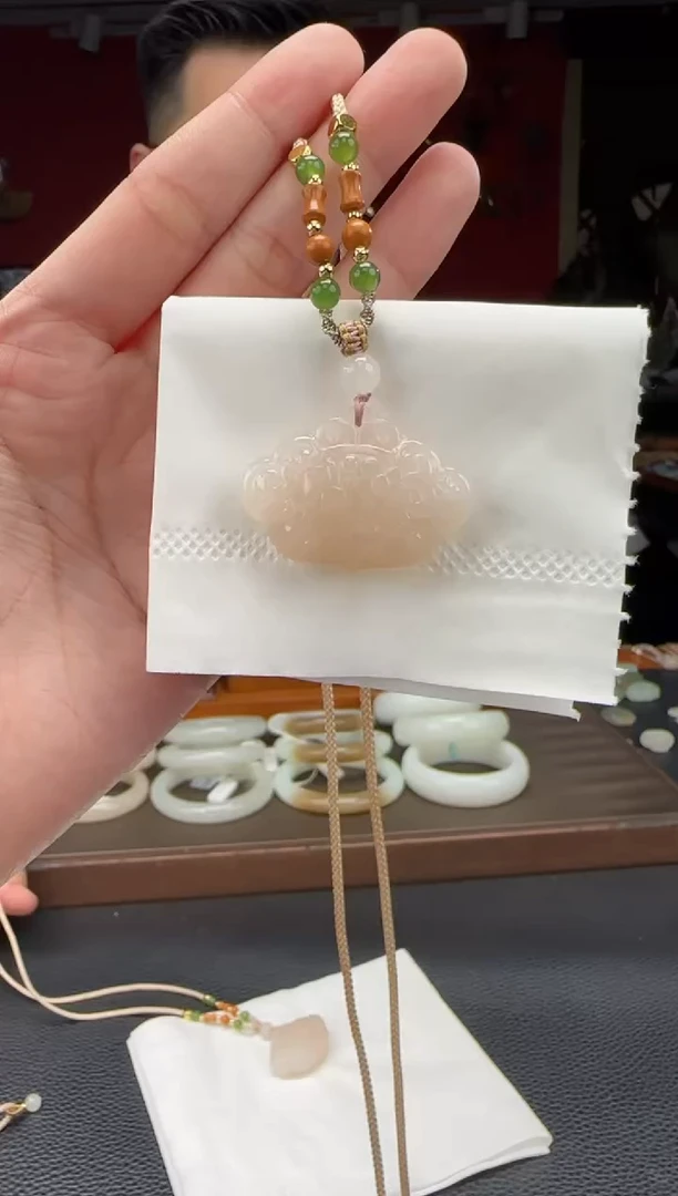 和田玉未镶嵌颈饰藕粉如意锁