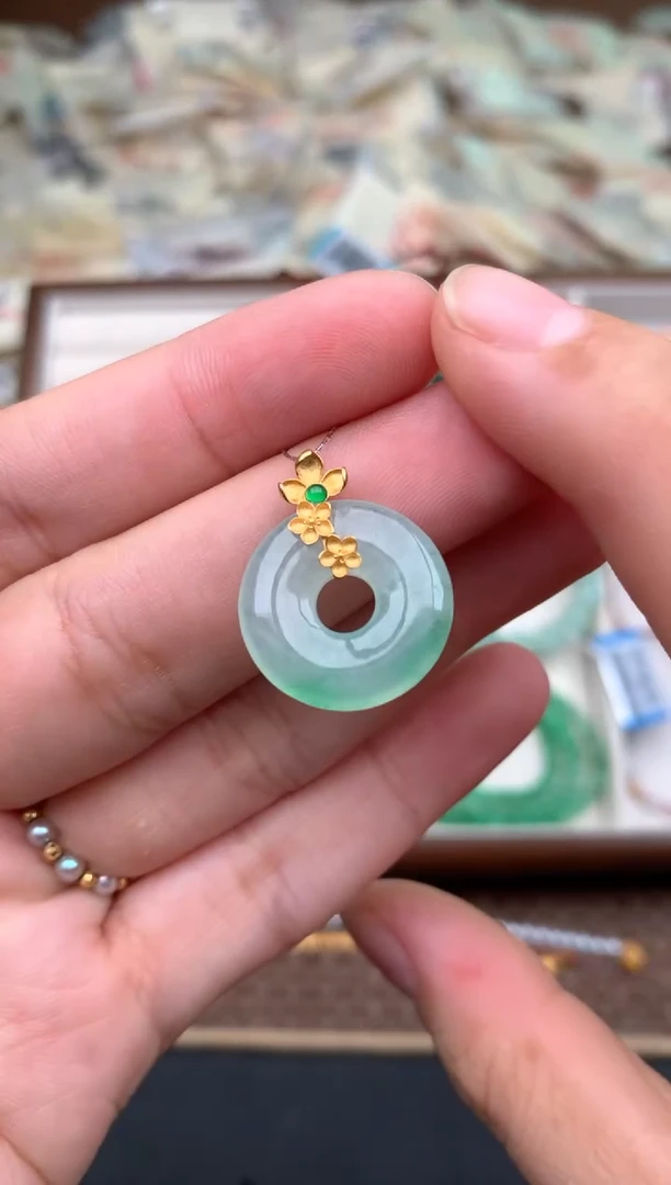 18K金镶嵌挂件翡翠一