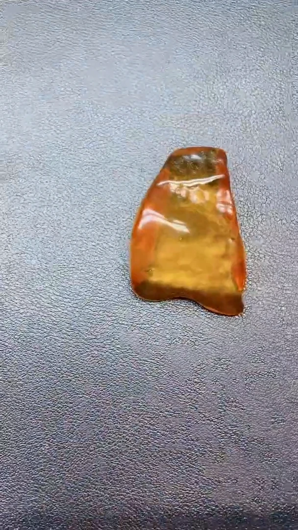 未镶嵌定制琥珀现场雕刻