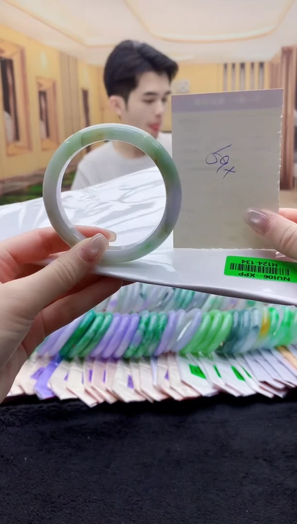 翡翠手镯未镶嵌AAAAA