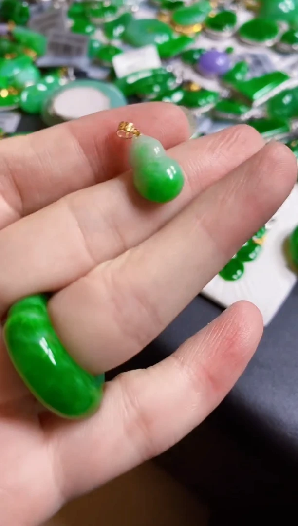 翡翠18K金镶嵌颈饰吊坠111