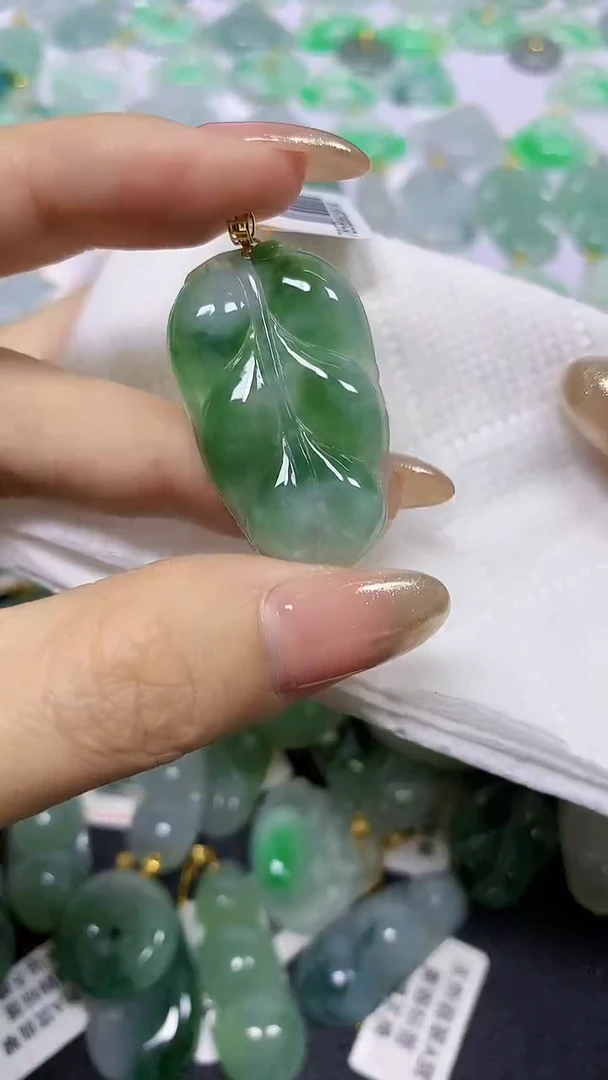 颈饰18K金镶嵌翡翠A货