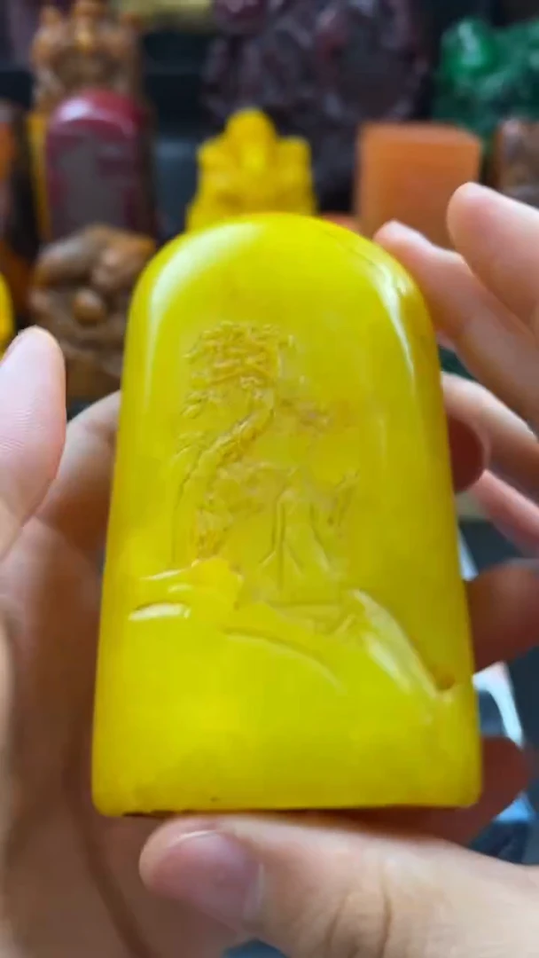 寿山石印石鸡油黄薄意雕随形