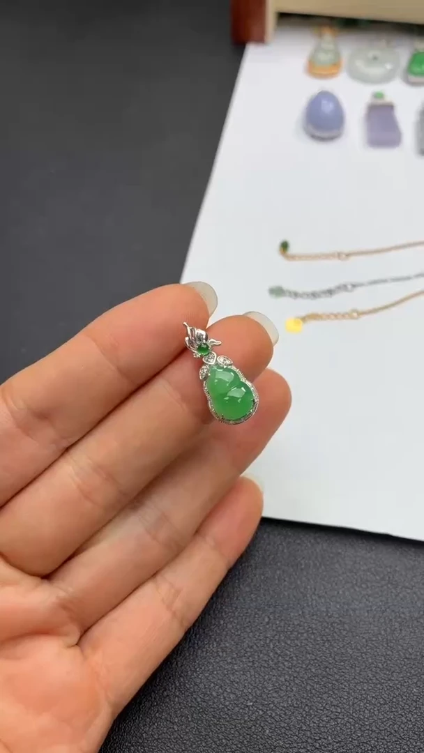 颈饰18K金镶嵌翡翠天然翡翠A货