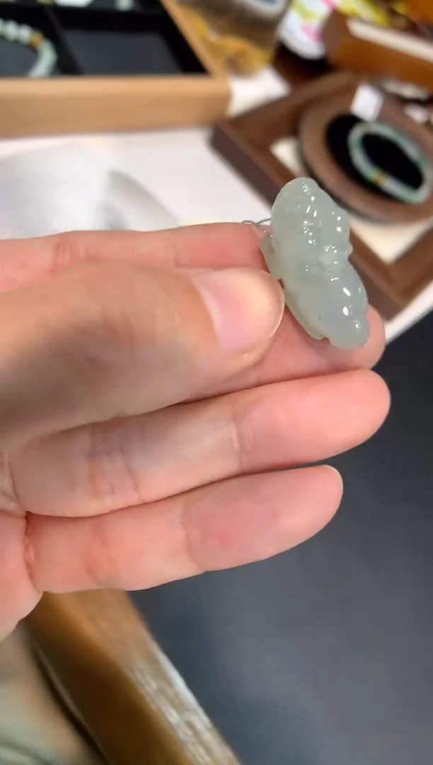 翡翠未镶嵌颈饰狗狗