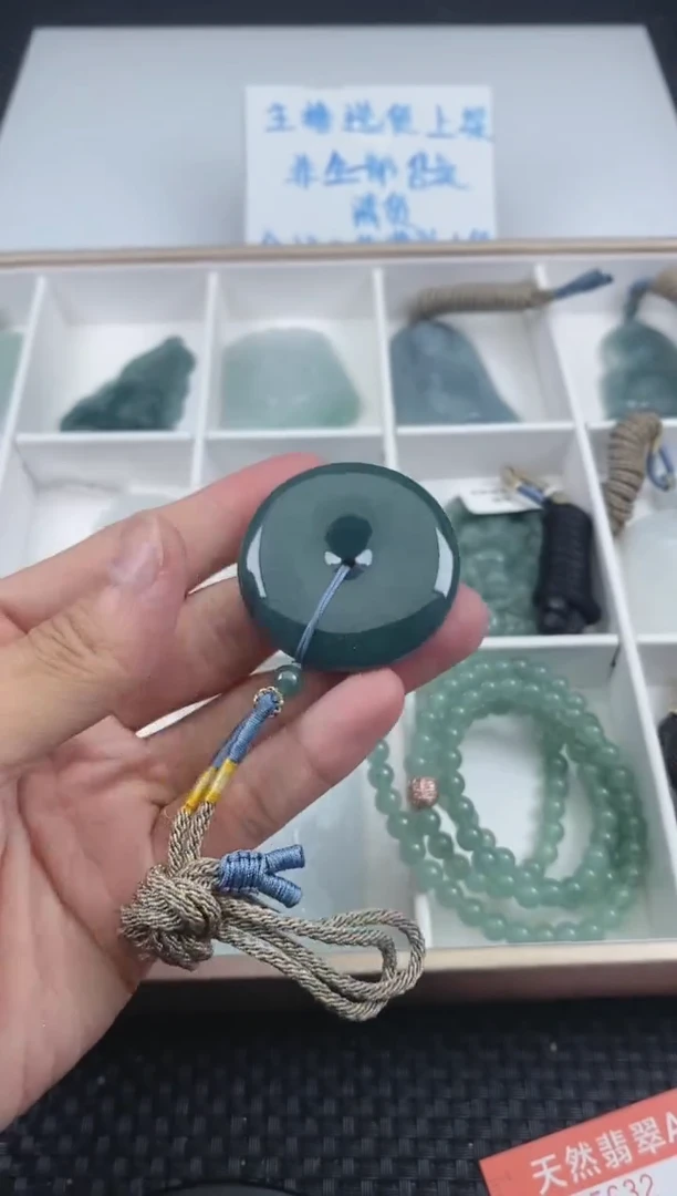 翡翠未镶嵌颈饰