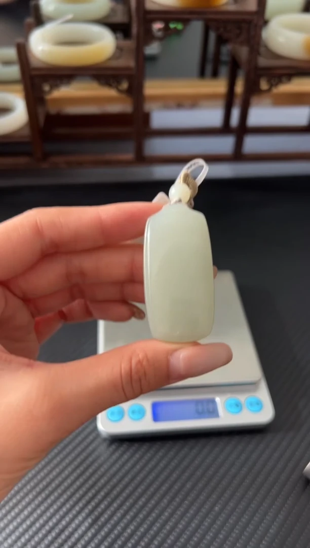 吊坠(赠链)未镶嵌和田玉且末微色差近矿吊坠