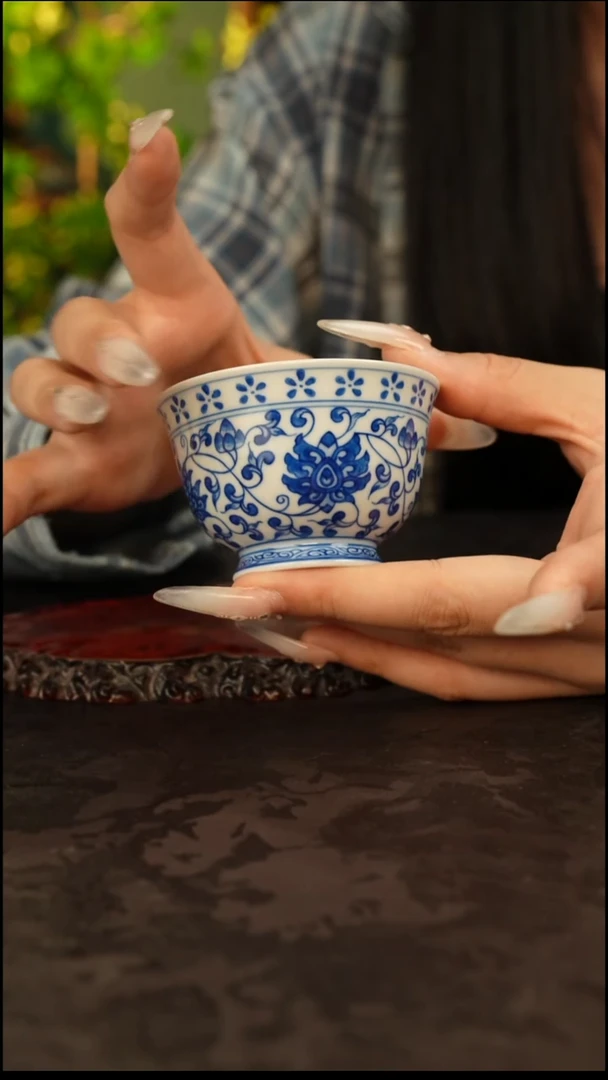 青花手绘缠枝莲主人杯