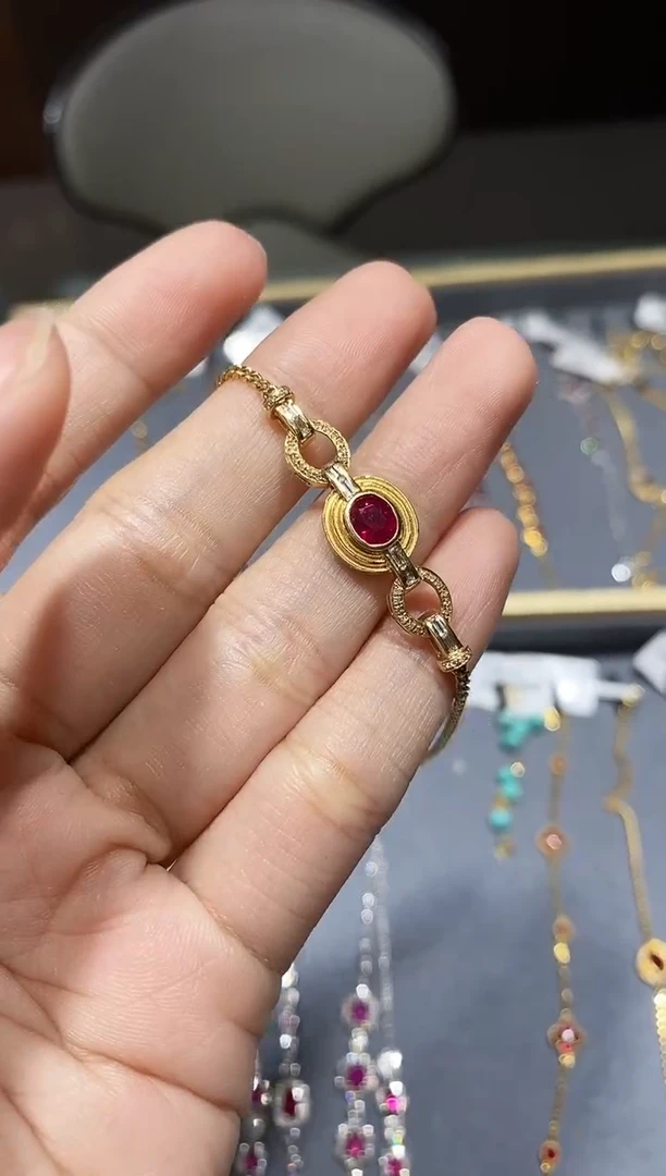 18K金镶嵌手链红宝石