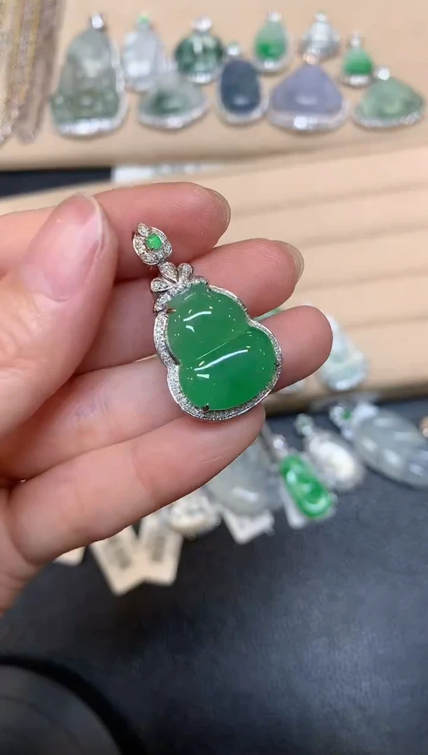 【闪购商品】翡翠颈饰18K金镶嵌葫芦【无服务费