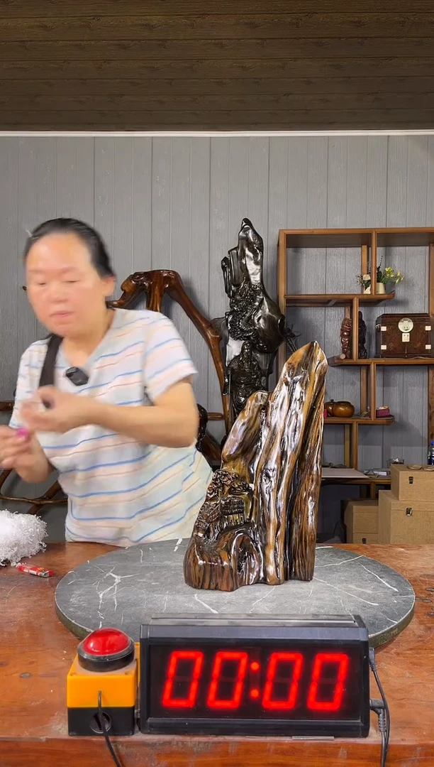 金丝楠周*江笔筒上漆虫纹