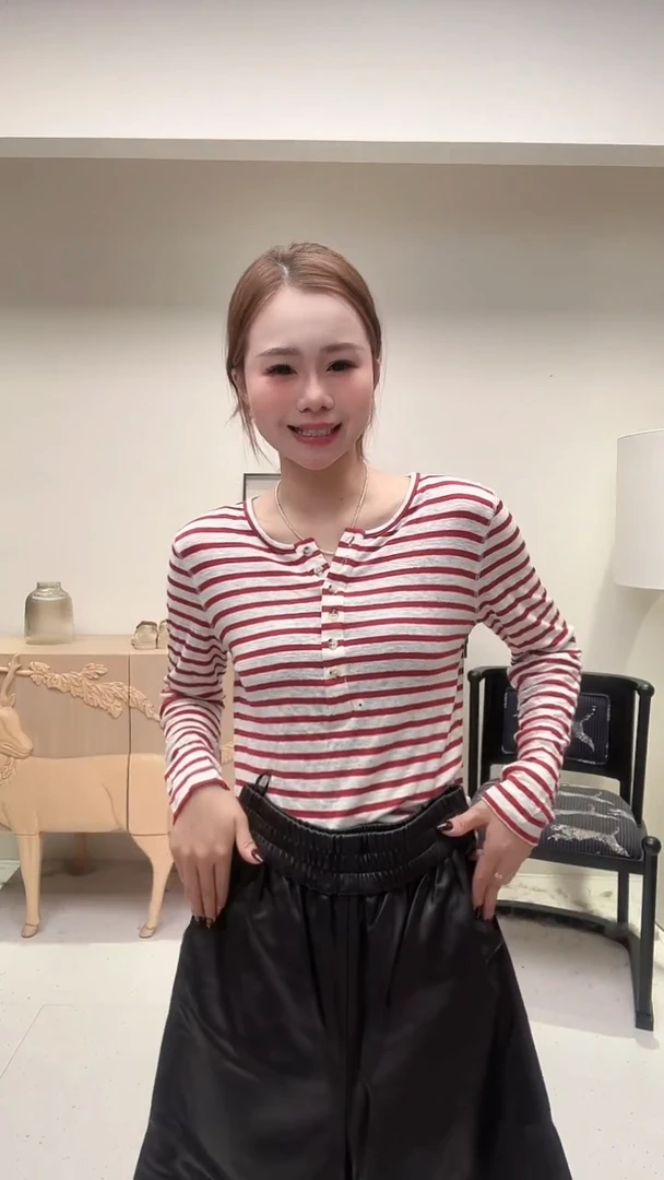 红白条纹U领羊毛上衣