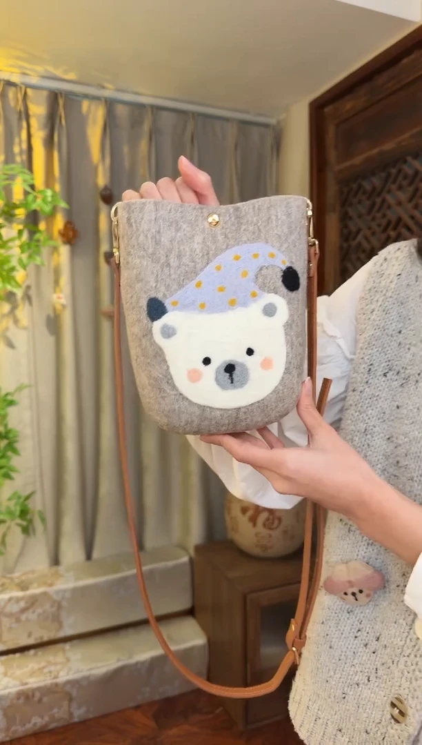 羊毛非遗羊毛毡包 手机包灰小熊