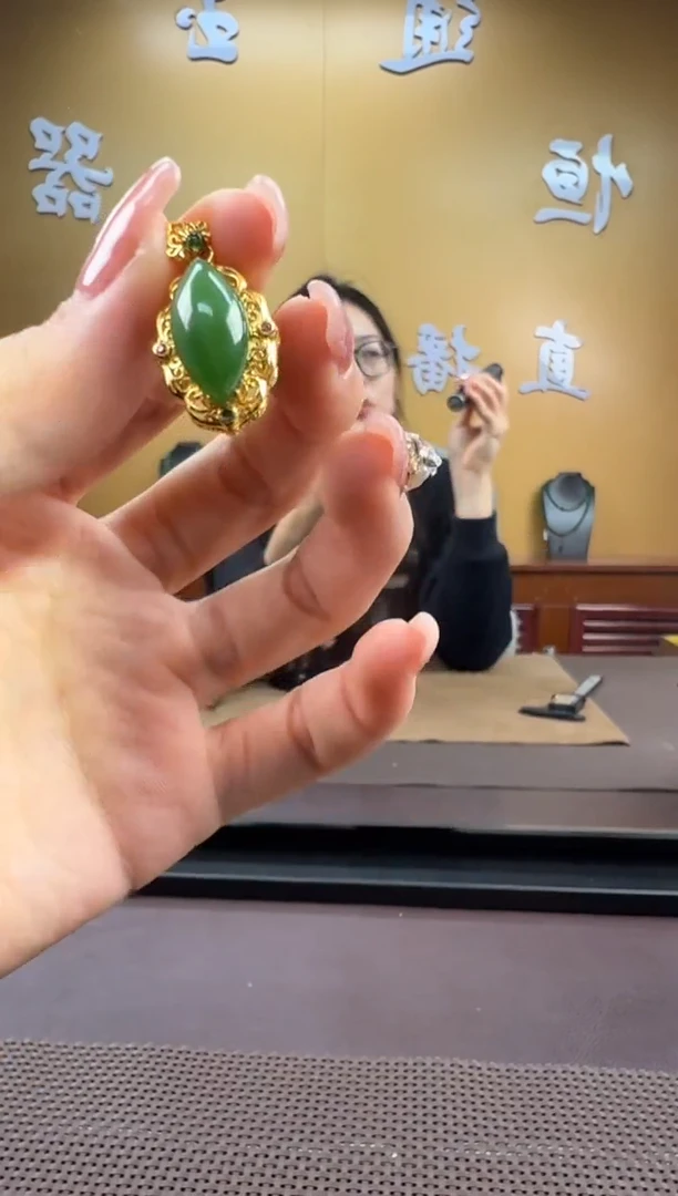 颈饰18K金镶嵌和田玉挂件