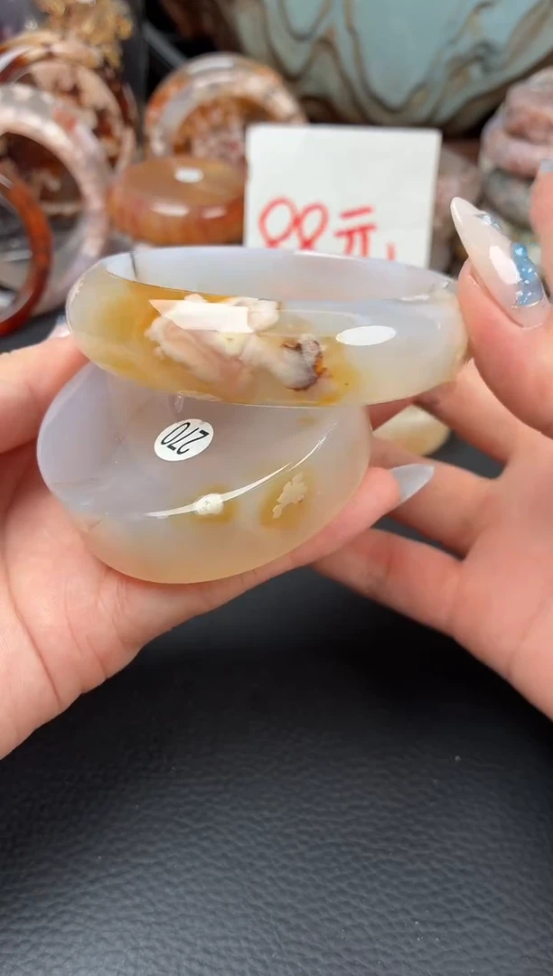 未镶嵌手镯（圆镯）石英质玉60