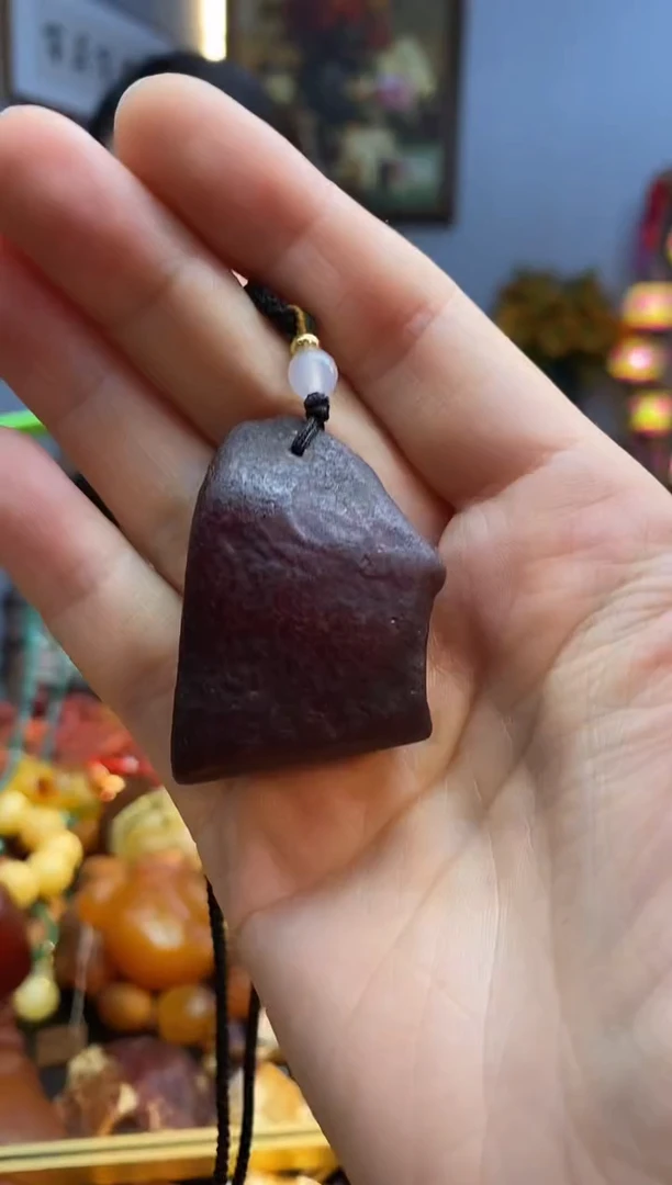 未镶嵌颈饰琥珀吊坠