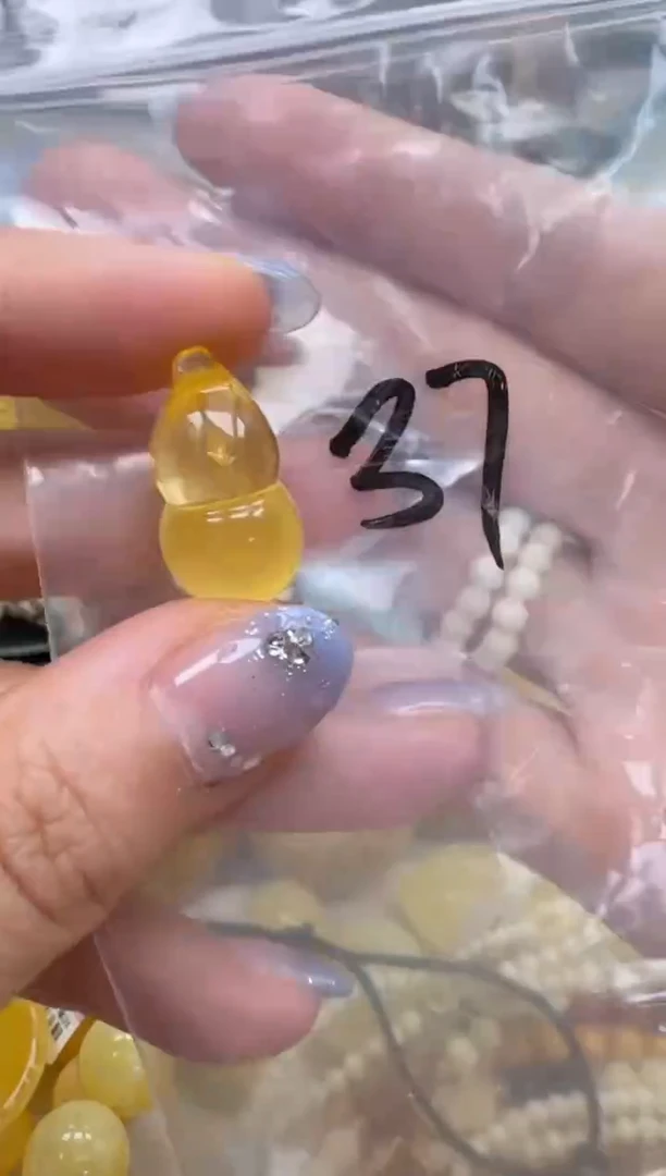 未镶嵌琥珀裸石如图