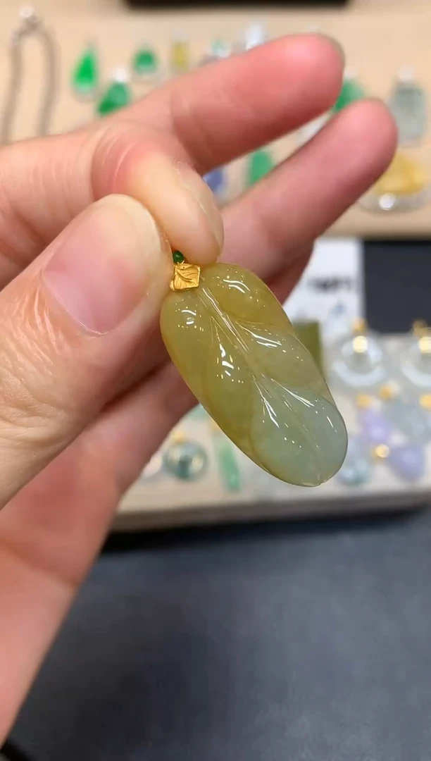 颈饰18K金镶嵌翡翠树叶【无服务费