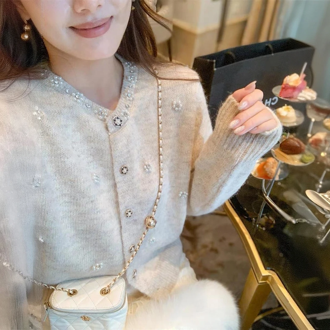 2026秋冬韩系温柔千金风上衣纯色长袖针织开衫女圆领珍珠毛衣外套