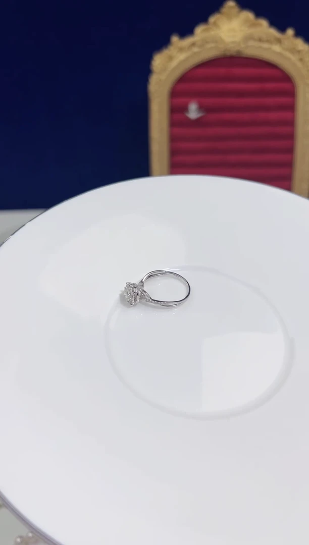 铂Pt950镶嵌戒指/指环钻石小**?精美时尚钻石戒指