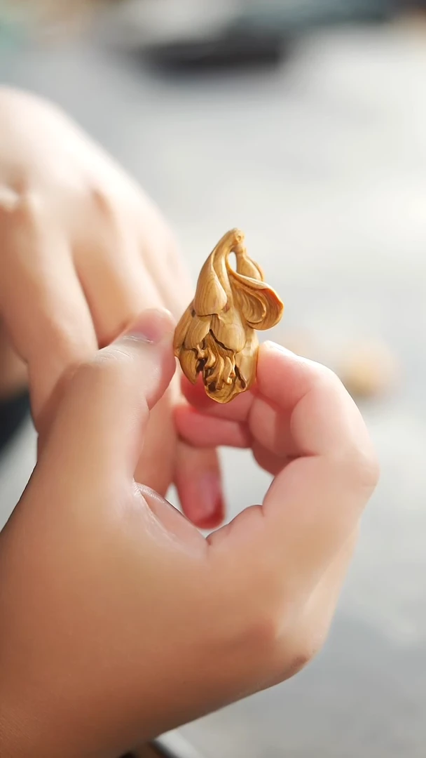 柏木（崖柏）陈化黑油料全手雕玉兰花吊坠