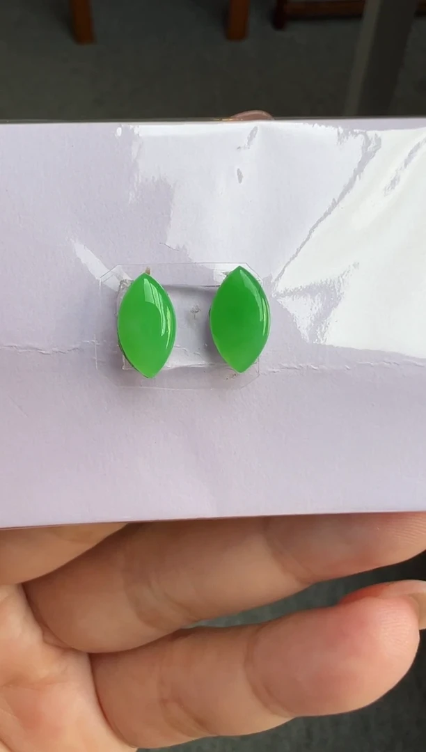 定制翡翠未镶嵌9.6*5.4*2随形一对