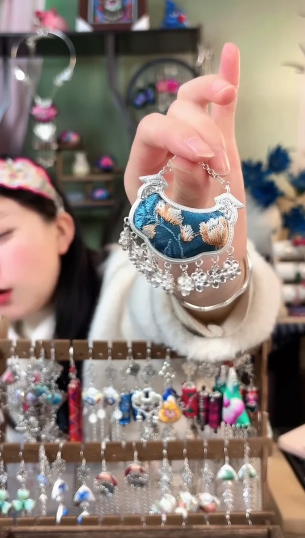 彩云南阁非遗老绣苗银饰品602