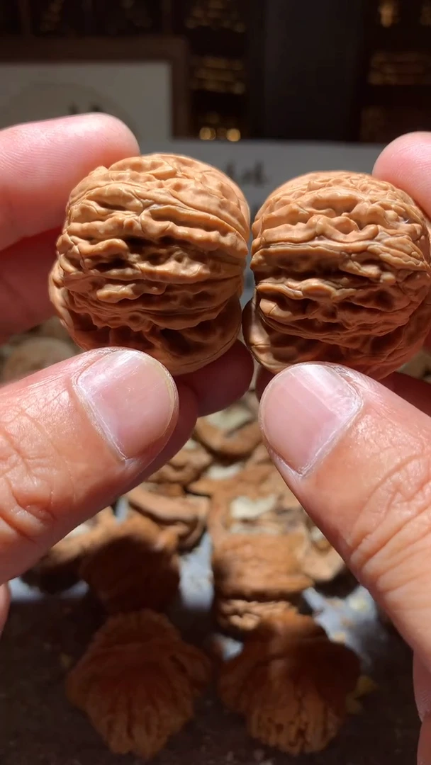 文玩核桃把件【核缘雅趣】41左右汉高楼，同尺寸随机发