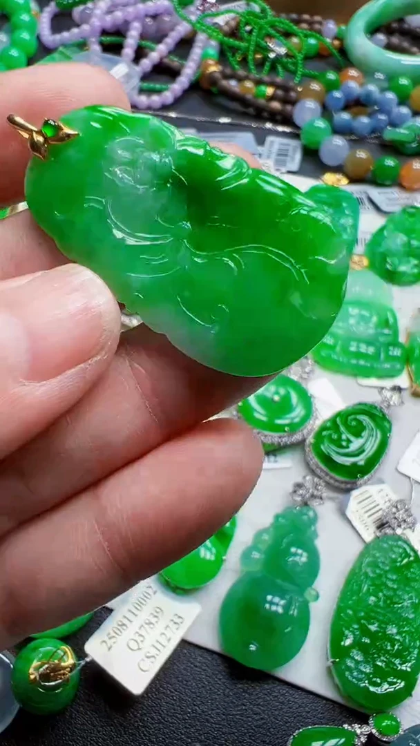 颈饰18K金镶嵌翡翠荷叶