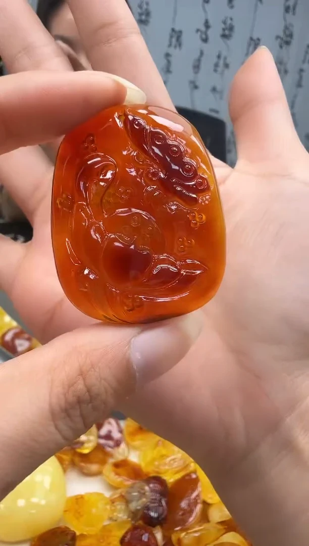 未镶嵌琥珀裸石如图