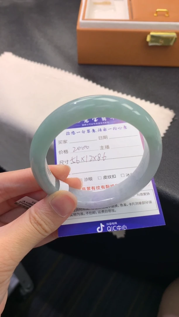 未镶嵌手镯翡翠退货需手镯吊牌标签完好