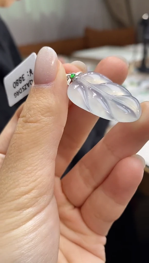 颈饰18K金镶嵌翡翠叶子