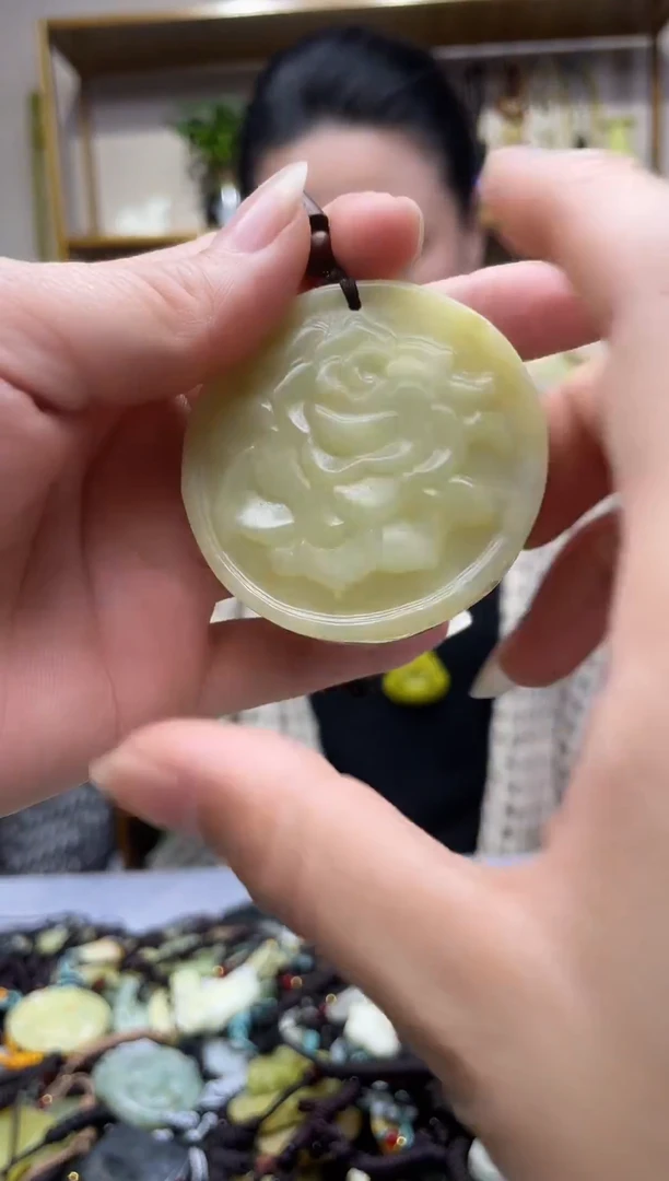 未镶嵌岫玉吊坠`