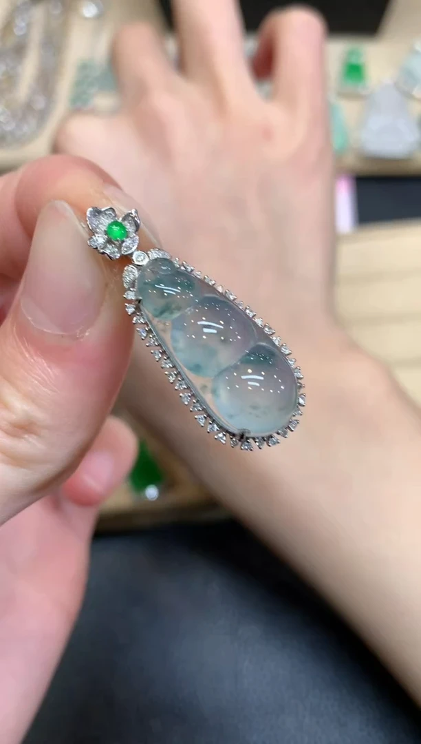 【闪购商品】翡翠颈饰18K金镶嵌福豆【无服务费】