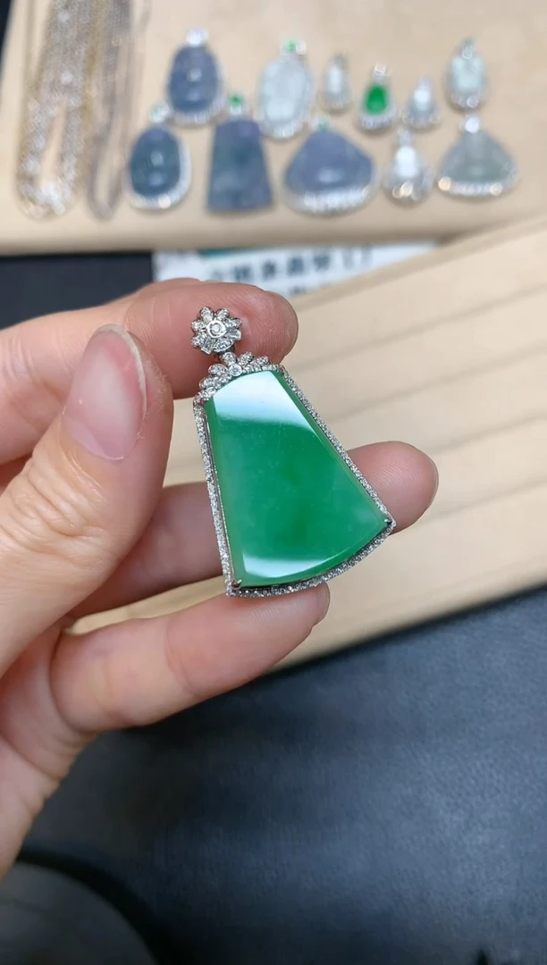 【闪购商品】翡翠吊坠(不含链)18K金镶嵌【无服务费