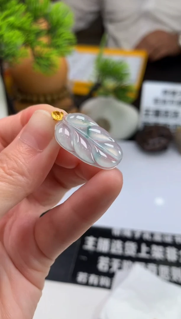 颈饰未镶嵌翡翠球*---106061