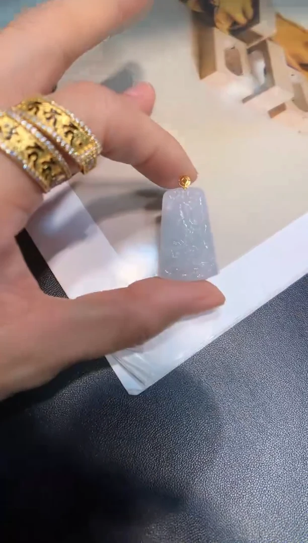 颈饰18K金镶嵌翡翠山水牌