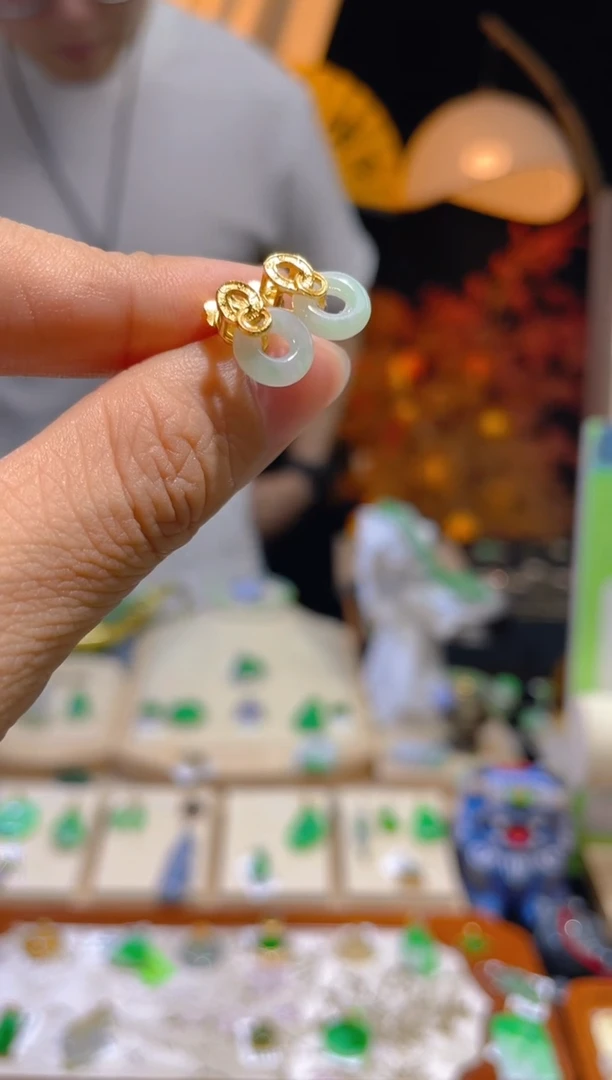 翡翠未镶嵌颈饰百元以下不出证