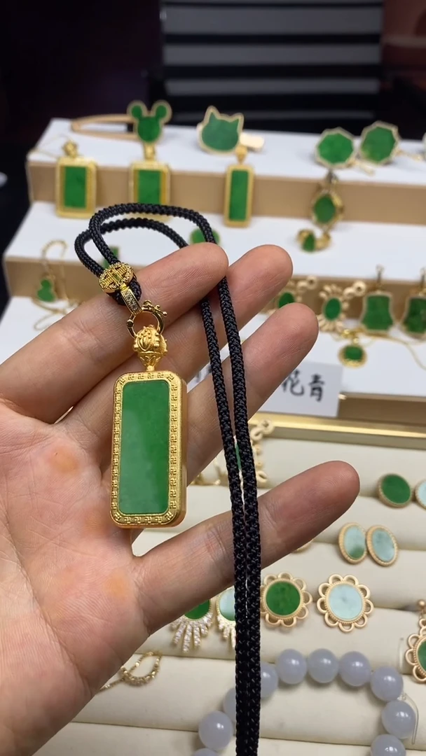 翡翠未镶嵌颈饰吊坠