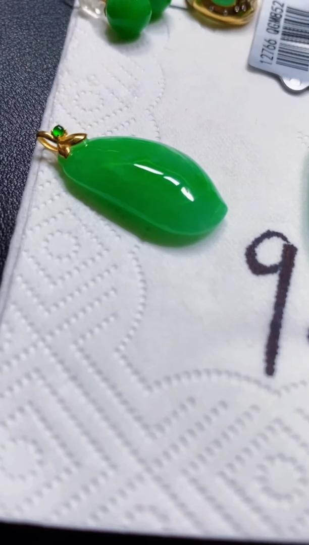 颈饰18K金镶嵌翡翠瓜