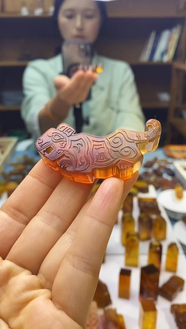 琥珀颈饰未镶嵌SN82-39（虎符）